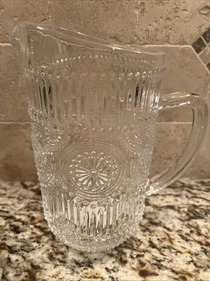 Jarro de vidro transparente Pioneer Woman Adeline 1,68 qt (54 oz) - Imagem 1 de 4