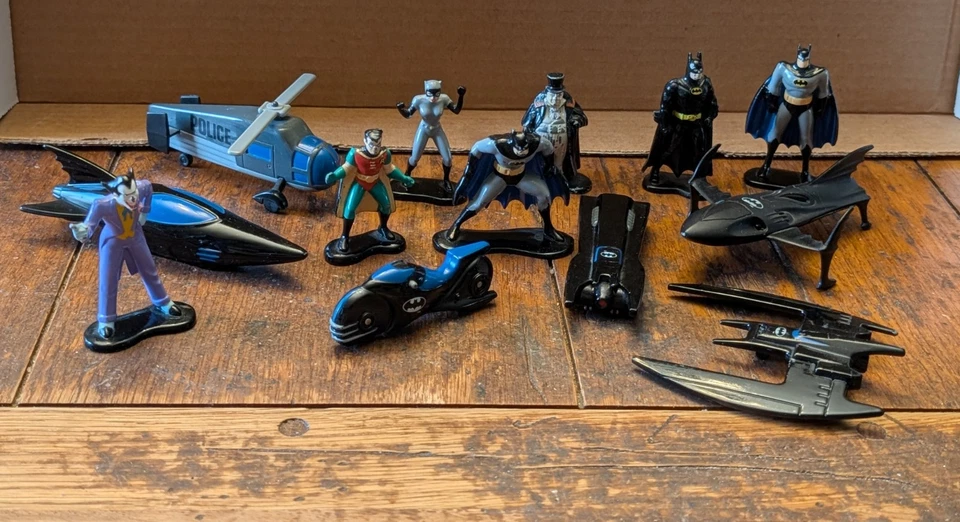 Lote de 13 figuras y vehículos miniatura de metal fundido a presión ERTL Batman Returns Foto 1 de 4