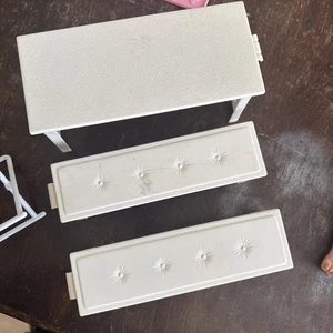 Juego de 3 mesas y bancos plegables blancos Barbie FOLD N FUN HOUSE Mattel de colección 1992 - Imagen 1 de 15