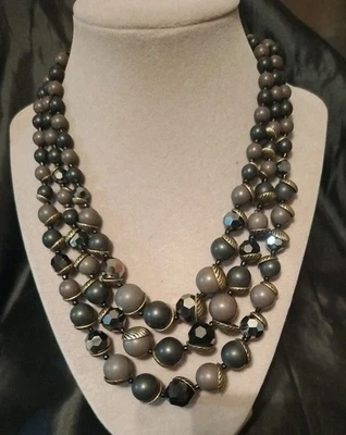 Collar Joyería Premier Designs CROWD PLEASER Triple Hilo Latón Vidrio Acrílico Foto 1 de 4