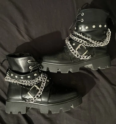 Botas de combate negras tachonadas con detalles de cadena y hebilla Foto 1 de 4
