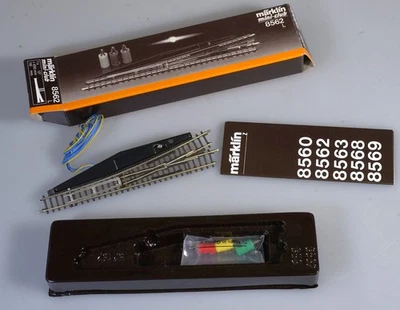 (9524) Märklin Spur Z Weiche 8562 links 13° r 490 110mm in OVP unbespielt - Bild 1 von 2