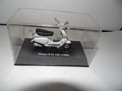 NEW RAY VESPA ROLLER ET4 125 1996 WEISS MODELLAUTO 1:32 SAMMLER MODELL - Bild 1 von 4