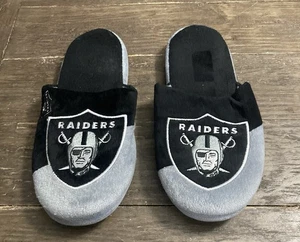 Las Vegas Raiders NFL Hausschuhe Größe 9 - 10 Herren 11 - 12 Damen Farbe Silber Schwarz - Bild 1 von 5