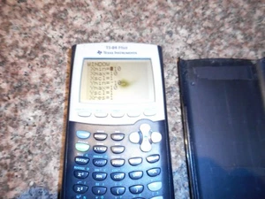 Texas Instruments TI-84 Plus calcolatrice grafica nera con cover testata spot - Foto 1 di 4