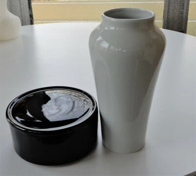 2 MCM 现代阿拉伯芬兰白色花瓶圆形黑色饰品珠宝罐盖 — 第 1/4 张图片