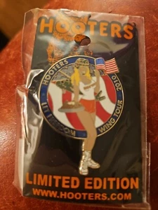 PIN SOLAPA HOOTERS RESTAURANTE 2010 LET FREEDOM WING TOUR EDICIÓN LIMITADA. SIN USAR - Imagen 1 de 4