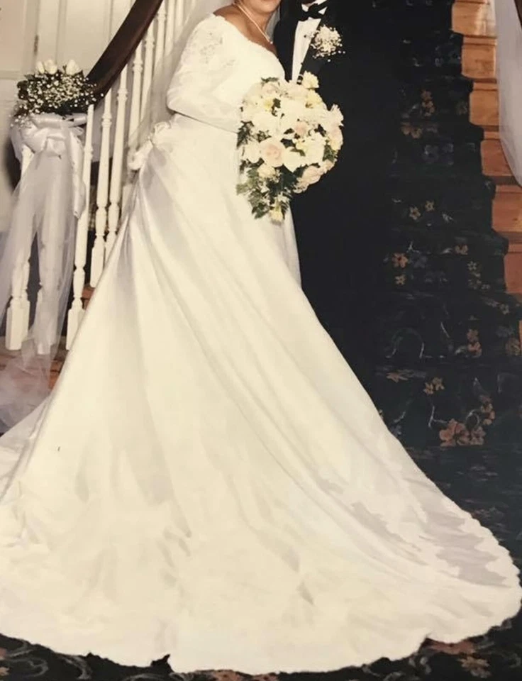 Beautiful Timeless ivory Silk Bridal  gown wedding gown - Image 1 of 4