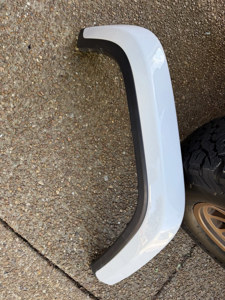 Jeep Wrangler JL 2018-2025 guardabarros deportivo acampanado pasajero trasero derecho blanco PW7 OEM Foto 1 de 4