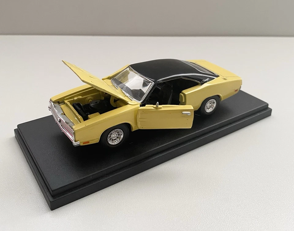 DODGE CHARGER 1969 Jaune et Noir ROAD CHAMPS 1:43 - Photo 1/4