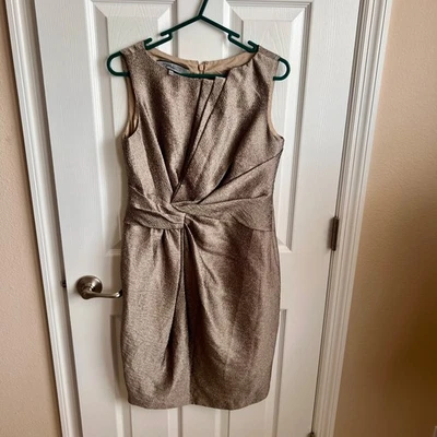 Vestido Anne Klein New York sin mangas funda metálica dorada torcida frontal mujer 6 Foto 1 de 4