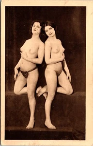 Foto postal francesa 2 mujeres desnudas de pie en 1 pierna, pies cruzados interés lésbico - Imagen 1 de 2