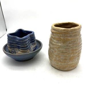 Handgefertigtes Studiokeramik Set blauer Stern Übertopf mit Untertasse & beige strukturierter Vase - Bild 1 von 6