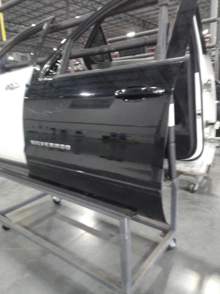 Conjunto de puerta delantera izquierda usado se adapta a: Chevrolet Silverado 1500 2015 camioneta C Foto 1 de 4