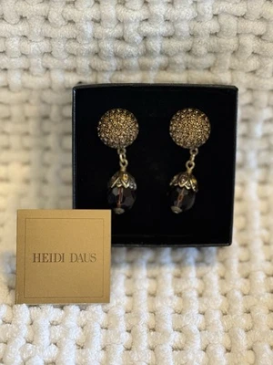 Pendientes colgantes Heidi Daus borgoña con detalles de cristal nuevos en caja Foto 1 de 4