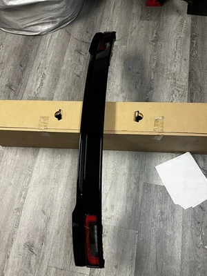 2019-2023 LAND ROVER RANGE ROVER VELAR TAIL LIGHT CENTER OEM  - Image 1 of 4