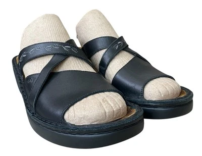 Sandálias femininas Naot 40 couro preto com costura decorativa salto cunha - Imagem 1 de 4