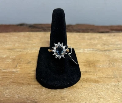 Anillo, Piedra Central Azul y Piedras Transparentes, Electroplaca Oro 18k, Talla 7, ¡NUEVO CON ETIQUETAS! Foto 1 de 4
