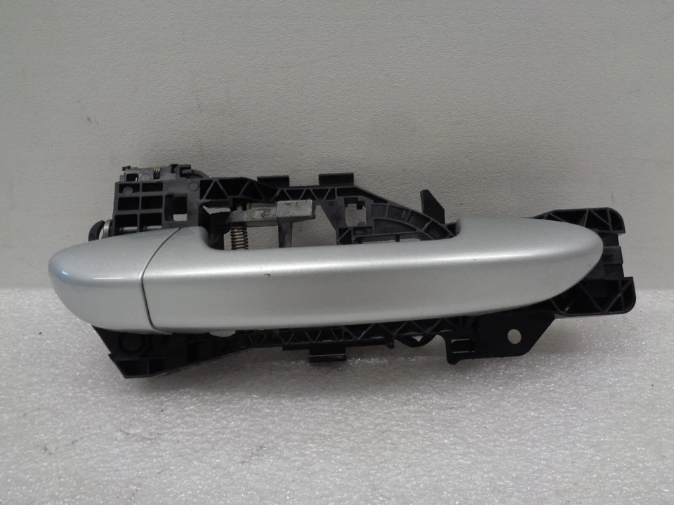 Maçaneta externa dianteira direita Volkswagen CC 2009-2017 prata fabricante de equipamento original AK2404138 - Imagem 1 de 4