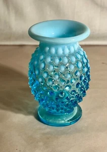 Fenton blau opalisierende Nägel 4" Miniatur ausgestellte Vase - Bild 1 von 1