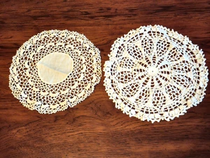 Juego de dos tapetes blancos redondos vintage de ganchillo a mano de 14" - Imagen 1 de 6