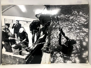Original Vintage Oversized 20x16 Mounted Photo - Milwaukee Police Boat Rescue - Picture 1 of 20