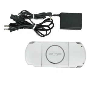 Consola Sony PSP-3000 Blanco Perla con Cargador y Región de la Batería Libre Usada Buena - Imagen 1 de 21