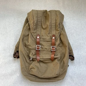 Mochila utilitaria de nailon Dry Goods by J Crew Harwick caqui con ribete de cuero de viaje - Imagen 1 de 24