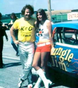 K&G Speed Assoc. Camiseta dorada para hombre Havertown, PA JUNGLE JIM + calcomanía GRATIS 6". - Imagen 1 de 6