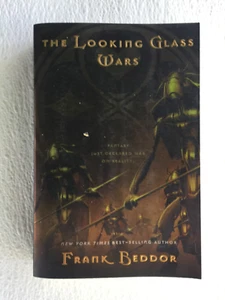 The Looking Glass Wars by Frank Beddor, NEW Paperback, FREE SHIP - Foto 1 di 2