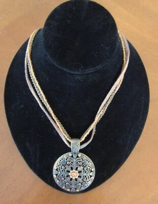 COLLAR MEDALLÓN LIA SOPHIA Estrás Dorado y Cuentas Foto 1 de 4