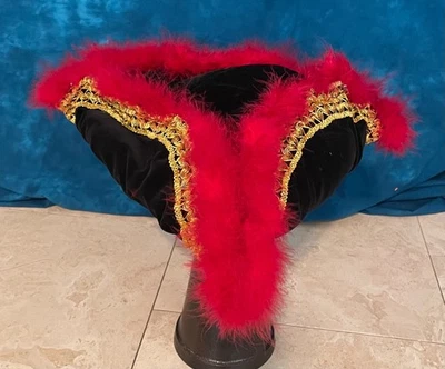 SOMBRERO TRICORNE PIRATA COLONIAL TERCIOPELO NEGRO ADULTO CON RIBETE DORADO y plumas rojas Foto 1 de 2