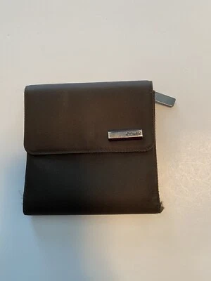 DKNY Cartera a Presión de Microfibra Marrón con Ranuras para Tarjetas de Crédito de Identificación Monedas y Bolsillos para Efectivos Foto 1 de 4