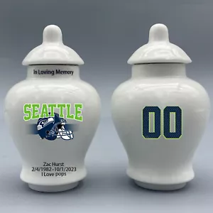 Mini urna de cerámica para tema de fútbol americano Seattle Seahawks, texto y número personalizados - Imagen 1 de 5