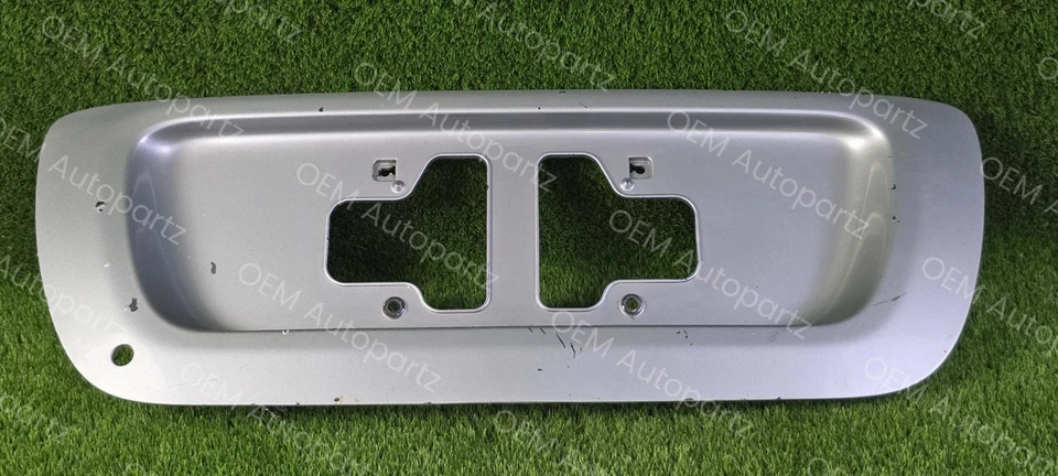 Puerta levadiza trasera Toyota Sequoia 2001-2007 soporte placa pestillo adorno OEM Foto 1 de 4