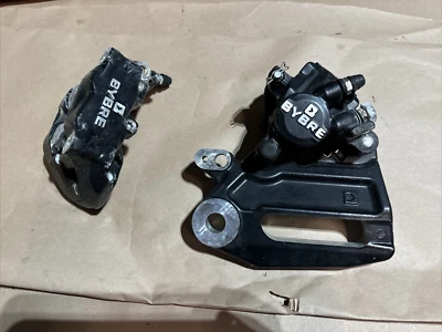 KTM RC 390 подлинный OEM задний тормоз суппорт + кронштейн + передний тормоз суппорт - Изображение 1 из 4