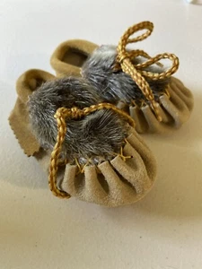 Handmade Baby Buckskin Moccasin With Deer Fur Infant Native America RARE - Picture 1 of 7