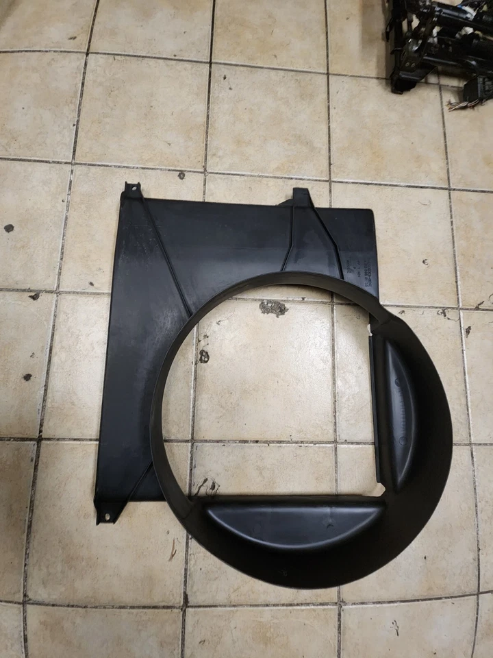 1998-1999-2000-2001 MERCEDES ML320 ML430 W163 COOLING FAN SHROUD A1635050655 - Image 1 of 3