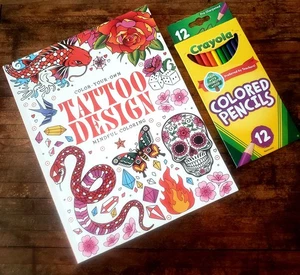 Tattoo Design Malbuch für Erwachsene mit 12 Stück Farbstiften - Bild 1 von 3