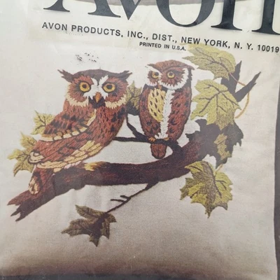 De Colección Avon Creative Needlecraft Crewel Kit Bordado Búho Compañeros Almohada 14x14" 1973 Foto 1 de 4