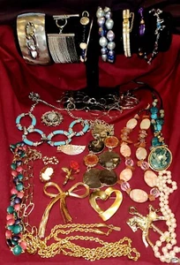 Lote de 25 piezas de JOYERÍA VINTAGE YOCHI NY, MONET COLDWTR CRK SJ Talbot LC CHICO Loft - Imagen 1 de 6