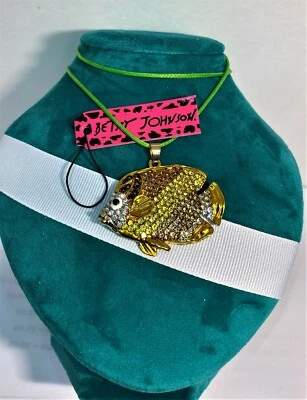 BETSEY JOHNSON LINDO PINGENTE DE PEIXE SOL CRISTAL DOURADO COM CORDÃO GRÁTIS - Imagem 1 de 4