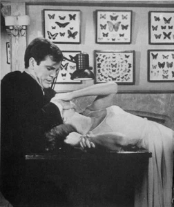 IL COLLEZIONISTA piccolo ritaglio Terence Stamp & Samantha Eggar foto sexy in bianco e nero 1965 - Foto 1 di 1