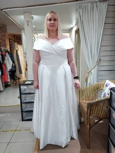Satin Bride's Wedding Dress Size 18. - Picture 1 of 2