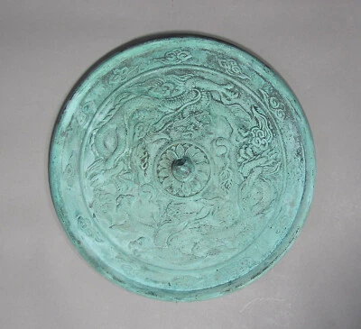 Espejo de bronce fino y grande coreano antiguo de dos dragones con pátina verdosa: Foto 1 de 4
