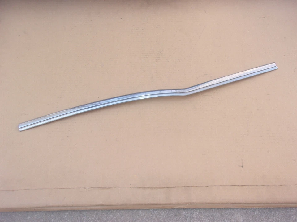 Pontiac 1957 57 sedán de 4 puertas vagón nuevo de Lote Antiguo GM puerta trasera derecha moldura superior 4711506 Foto 1 de 3