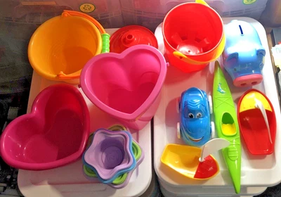 LOTE ALEATORIO 2LB Cubo Tazas BIGGY BANK BOATS AMOR CUBO JUGUETE PARA VERANO Foto 1 de 4