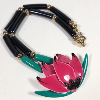 Colar pingente vintage anos 60 preto e verde com miçangas flor de lótus - Imagem 1 de 4