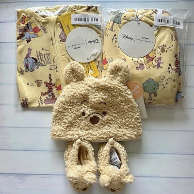Novo com etiquetas Pacote Little Sleepies Disney Pooh Romper com Zíper Berço Lençol Chapéu Sapatos  - Imagem 1 de 4