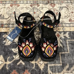 Neu mit Etikett Farm Rio schwarz bestickt geschlossene Zehe Plateau Sandalen Schuhe Größe US 9 EU 40 - Bild 1 von 10